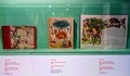 「バンビ」の絵本。（左から）ヘブライ語訳、スロバキア語訳、日本語訳。オーストリア・ウィーン市庁舎の図書館で（2021年3月23日撮影）。(c)JOE KLAMAR / AFP

