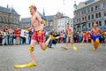 オランダの首都アムステルダム（Amsterdam）市内のダム広場（Dam square）で、フリッパーレース大会に参加する人々（2012年5月9日撮影）。(c)AFP/ANP/ADE  JOHNSON