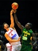FIBAバスケットボール・ワールドカップ（FIBA Basketball World Cup 2014）、グループB、クロアチア対セネガル。クロアチアのアンテ・トミッチ（Ante Tomic、左）とボールを競るセネガルのゴーギ・ジェン（Gorgui Dieng、2014年9月1日撮影）。(c)AFP/CRISTINA QUICLER