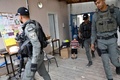 ユダヤ人とアラブ人が共存するイスラエルの都市ロッドで、ユダヤ系の学校を警備するイスラエルの警察官（2021年5月23日撮影）。(c)GIL COHEN-MAGEN / AFP