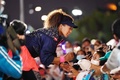 全豪オープンテニス、女子シングルス決勝。試合後にファンのサインの求めに応じる大坂なおみ（2021年2月20日撮影）。(c)AFP PHOTO /MICHAEL DODGE / TENNIS AUSTRALIA
