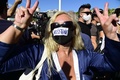 スペイン・マドリードで政府の新型コロナウイルス対策に抗議するデモが開かれ、「抵抗」と書かれたマスクを着用して参加する女性（2020年8月16日撮影）。(c)JAVIER SORIANO / AFP