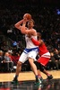 NBAオールスターゲーム2016。ロサンゼルス・クリッパーズのクリス・ポールのマークを受けながらもボールをキープするシカゴ・ブルズのパウ・ガソル（2016年2月14日撮影）。(c)AFP/Getty Images/Elsa