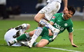 カールスルーエ（Karlsruhe SC）の選手に倒されるVfLボルフスブルク（VfL Wolfsburg）の長谷部誠（Makoto Hasebe、2009年3月7日撮影）。(c)AFP/DDP/MICHAEL GOTTSCHALK