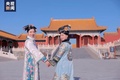 清の時代の服装をして北京の故宮を観光する希希さんと母親（2022年1月17日提供）。(c)CGTN Japanese