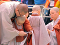韓国・ソウル（Seoul）の曹渓寺（Chogye Temple）で3日、釈迦（しゃか）の誕生日を前に、子どもたちが頭を丸める行事が開かれた。韓国での今年の釈迦誕生日は、満月の17日に祝われる（2013年5月3日撮影）。(c)AFP/KIM JAE-HWAN