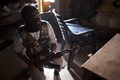 シリア北部アレッポ（Aleppo）のサイフ・アッダウラ（Saif al-Dawla）地区で、政府軍との戦闘中に配置につく反体制派の戦闘員（2013年9月19日撮影）。(c)AFP/JM LOPEZ