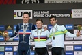 UCIロード世界選手権、エリート男子ロードレース。表彰式に臨む（左から）2位に入ったクリストフ・ラポルテ、優勝したレムコ・エベネプール、3位に入ったマイケル・マシューズ（2022年9月25日撮影）。(c)WILLIAM WEST / AFP