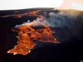米ハワイ島の活火山マウナロアから流れ出た溶岩。米地質調査所（USGS）提供（2022年11月28日提供）。(c)AFP PHOTO / US Geological Survey