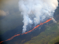 ガラパゴス国立公園（Galapagos National Park、PNG）が公開した、南米エクアドル沖のガラパゴス諸島フェルナンディナ（Fernandina）島ラクンブレ（La Cumbre）山の噴火の様子（2009年4月12日撮影）。(c)AFP/Parque Nacional Galapagos