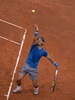 テニス、マドリード・オープン（Mutua Madrid Open 2014）男子シングルス決勝。サーブトスを上げるラファエル・ナダル（Rafael Nadal、2014年5月11日撮影）。(c)AFP/DANI POZO