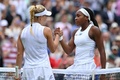 テニス、ウィンブルドン選手権、女子シングルス4回戦。試合後に言葉を交わすアンゲリク・ケルバー（左）とコリ・ガウフ（2021年7月5日撮影）。(c)Glyn KIRK / AFP
