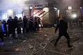 スペイン・バルセロナで、新型コロナウイルス対策の新たな規制に抗議するデモ隊と警察との衝突（2020年10月30日撮影）。(c)Josep LAGO / AFP