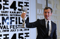 チェコのカルロヴィ・ヴァリ（Karlovy Vary）で開催されているカルロヴィ・ヴァリ国際映画祭（Karlovy Vary International Film Festival）で5日、英俳優ジュード・ロウ（Jude Law）がこれまでの芸術的貢献を評価されクリスタル・グローブ（Crystal Globe）賞を受賞した。写真は、トロフィーを手にしたジュード・ロウ（2010年7月5日撮影）。(c)AFP/MICHAL CIZEK