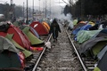 ギリシャ北部イドメニ付近の対マケドニア国境で、ギリシャと西欧諸国とを結ぶ線路上を歩く男性（2016年3月9日撮影）。(c)AFP/SAKIS MITROLIDIS