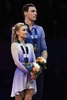 17-18フィギュアスケートグランプリ（GP）ファイナル、ペア・フリースケーティング（FS）。表彰式に臨むアリオナ・サフチェンコ/ブリュノ・マッソ組（2017年12月9日撮影）。(c)AFP PHOTO / Toshifumi KITAMURA