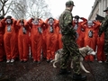 英国のロンドン（London）で、キューバのグアンタナモ（Guantanamo）米海軍基地内のテロ容疑者収容施設の設置6周年に際し、米大使館前で施設閉鎖を求める国際人権団体アムネスティー･インターナショナル（Amnesty International）のメンバーら（2008年1月11日撮影）。(c)AFP/SHAUN CURRY