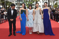 非コンペティション部門で上映された『海街diary』に出演した（右から）女優の長澤まさみ、綾瀬はるか、広瀬すず、夏帆、監督の是枝裕和（2015年5月14日撮影）。(c)AFP/ANNE-CHRISTINE POUJOULAT