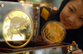 2008年1月29日、台湾の台北（Taipei）市内の商店で販売される旧正月を祝う金貨。(c)AFP/Sam YEH