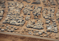 シリア国境から約8キロのヨルダン領内にあるザータリ難民キャンプ（Camp Zaatari）の空撮写真。

1年前に開設されたザータリ難民キャンプには、よりどころを無くした11万5000人のシリア難民が暮らしている。商才に長けた難民たちは、キャンプの電気網を「拝借」してキャンプ内のわずかな舗装道路に立ち並ぶ約3000軒の店舗や、580軒の料理店や屋台に電気を引いており、国連難民高等弁務官事務所（UNHCR）に届く電気代は毎月50万ドル（約5000万円）に上る（2013年7月18日撮影）。(c)AFP/MANDEL NGAN