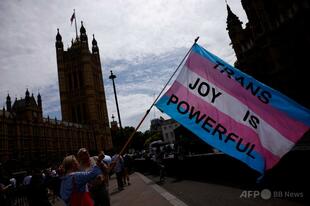 トランスジェンダー活動家が英議会に集結、「女性用トイレ禁止」に抗議