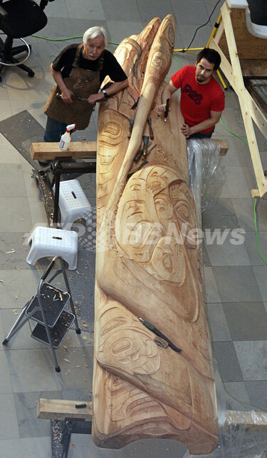 トーテムポール作りに携わる親子 - 米国 写真7枚 国際ニュース：AFPBB News