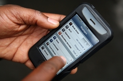 「iPhone」製造ミスあれば欧州から締め出しも、発火問題で EU委員