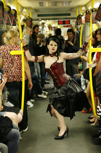 ＜09年春夏ベルリン・コレクション＞地下鉄でファッションショー
