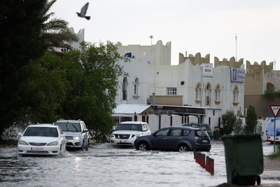 砂漠の国カタールで洪水、1日でほぼ1年分の降雨
