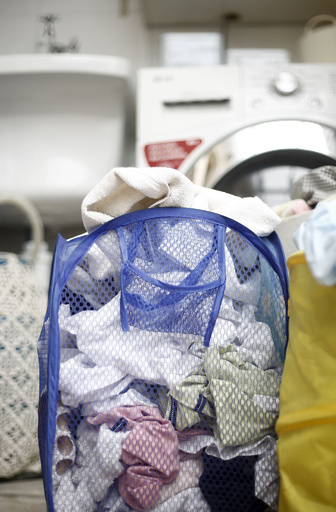 大量の衣類入った箱がベッドに落下、家族3人死亡 スペイン