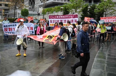 香港で2年ぶり抗議デモ 厳格な監視下で