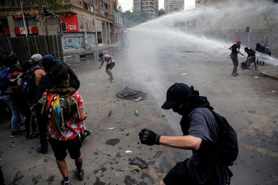 チリでゼネスト、窮地の大統領に圧力 死者は4歳児含む18人に