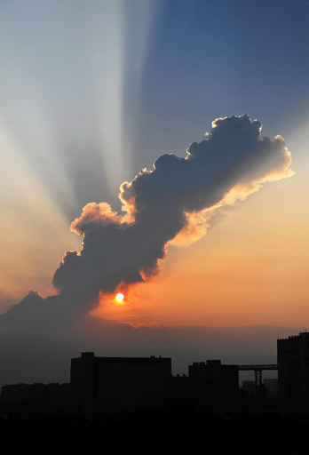 ブルガリア首都近郊で兵器庫が爆発、5000人が避難