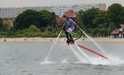 水の力で空へ飛ぶ「フライボード」、ポーランド