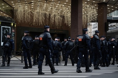 黄ベスト運動デモ隊、高級百貨店のフロアを占拠 仏パリ