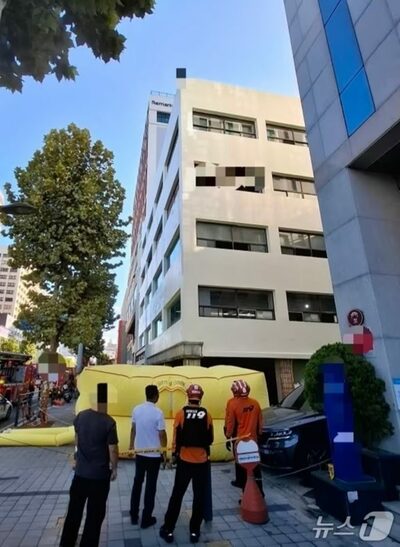 韓国・釜山駅近くのビル、中年女性が欄干に腰を下ろし…警察と消防が説得・救助