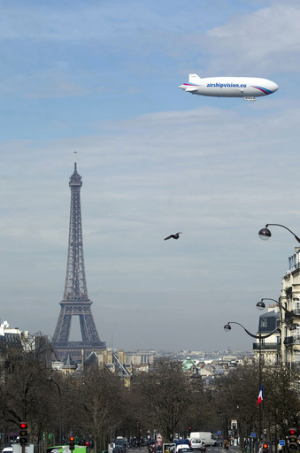 パリ上空、飛行船で放射線量検査