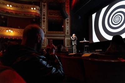 スウェーデンの映画祭、観客に催眠術