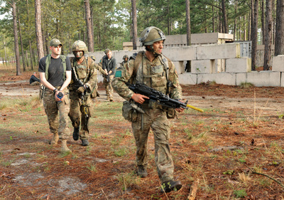 ハロウィーン仮装で「自爆犯」、米軍基地に厳戒態勢