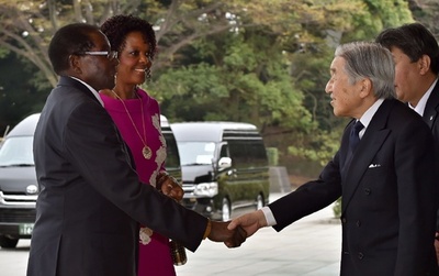 ジンバブエのムガベ大統領夫妻、皇居で両陛下と懇談
