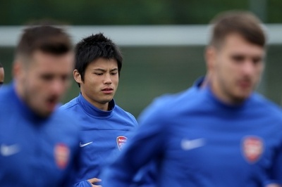 アーセナルが欧州CL初戦控え調整、宮市とエジルらも参加