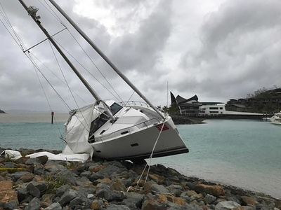 猛烈なサイクロン「デビー」、豪北東部で大きな被害