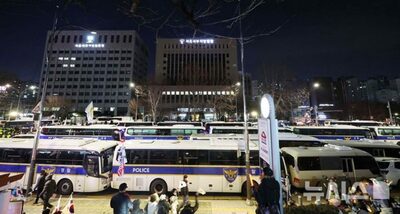 「尹大統領捜査」公捜処の車両、デモ隊が襲撃…タイヤの空気抜かれ移動不可能に