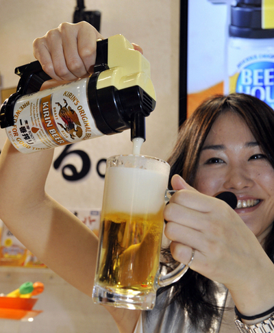 缶ビールが簡単ビアサーバーに、タカラトミー