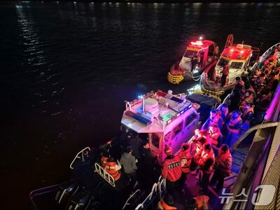 ソウル・漢江で遊覧船が座礁、乗客359人全員を無事救助