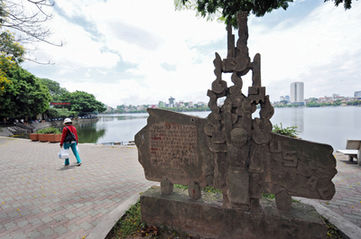 ベトナム・ハノイ、マケイン氏の「墜落記念碑」