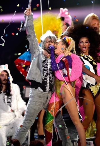 M・サイラス、「全裸コンサート」計画か 共演バンドが明かす