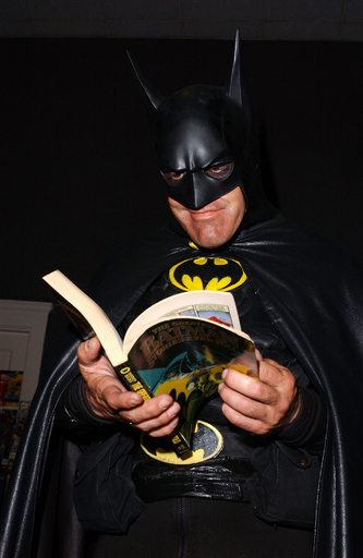 英警察署に「バットマン」登場、指名手配の男つき出す