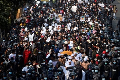 17歳少女レイプ殺害、ネパール首都で葬列模した抗議デモ