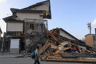 Thousands cancel trips in Japan after megaquake alert